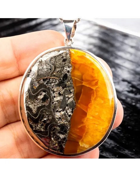 Ciondolo in argento con Ammonite fossile – Pirite, Aragonite e Calcite.
