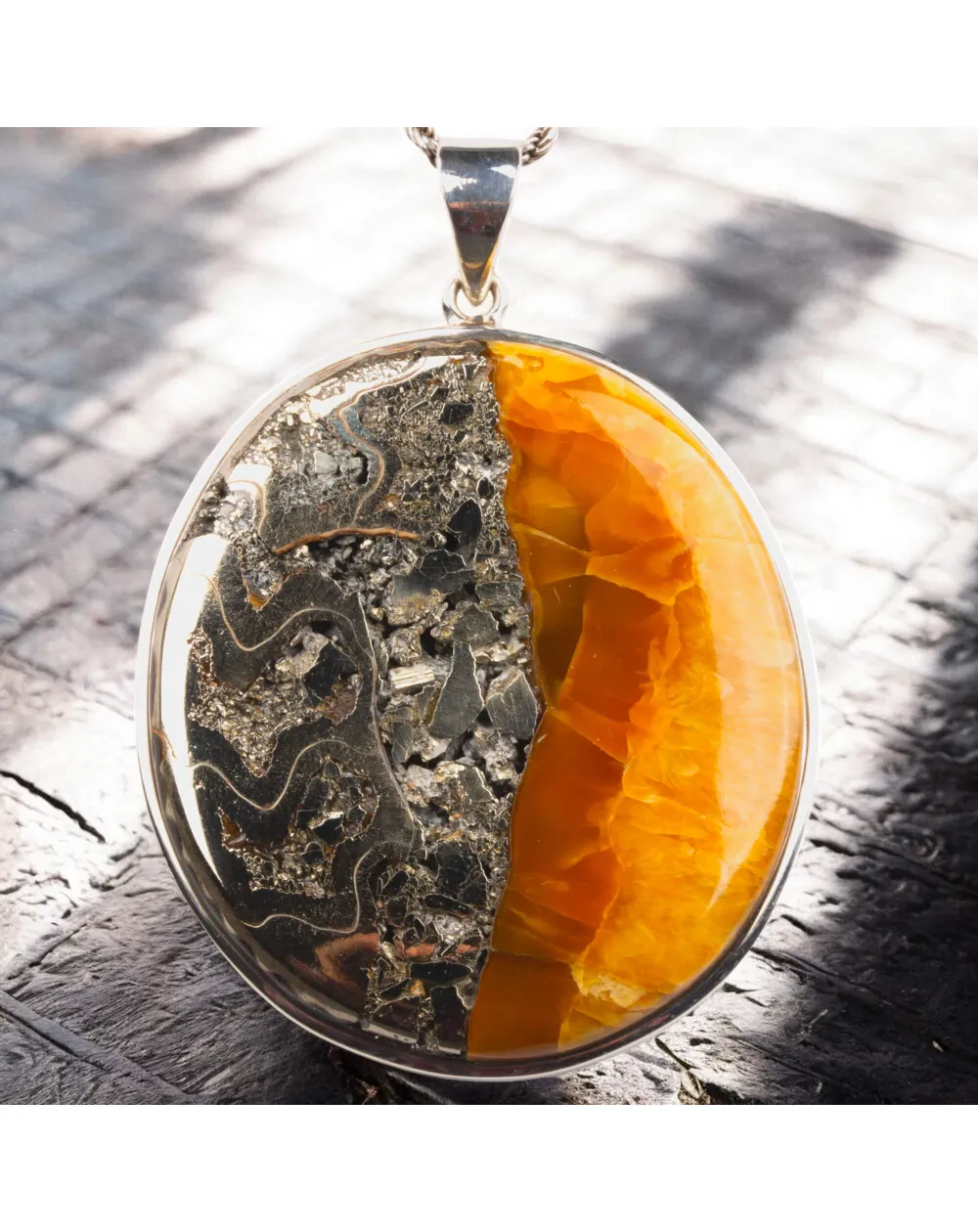 Ciondolo in argento con Ammonite fossile – Pirite, Aragonite e Calcite.