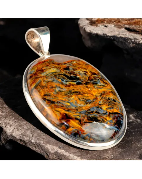 Ciondolo con Pietersite: La Potenza della Tempesta in una Gemma.