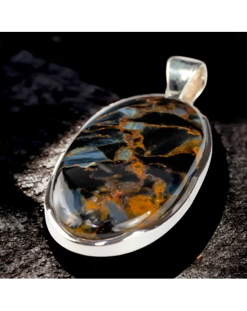 Ciondolo con Pietersite della Namibia: Fascino Naturale.
