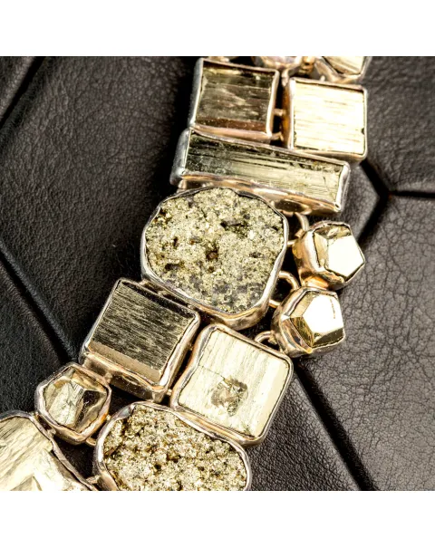 Stupefacente Collana in Argento con 53 Gemme di Pirite Gold.