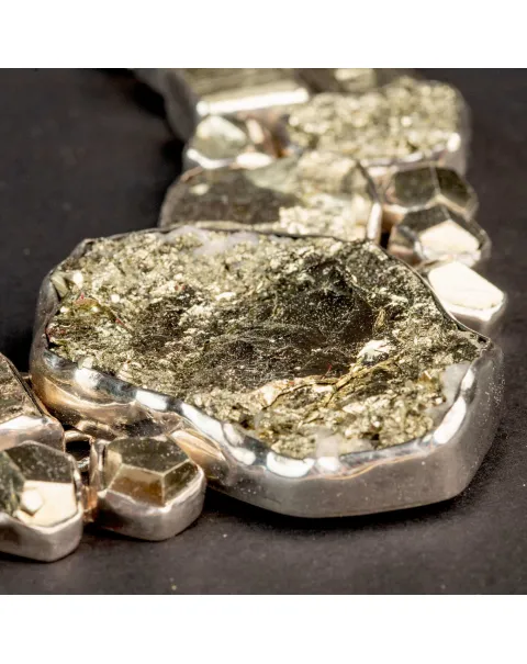 Stupefacente Collana in Argento con 53 Gemme di Pirite Gold.