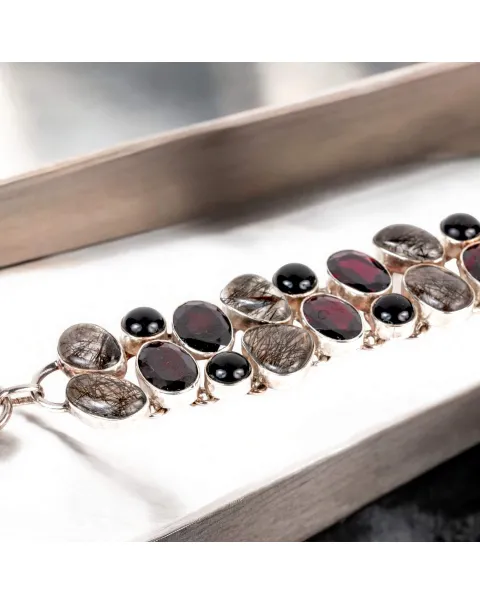 Bracciale in Argento con Granati, Quarzo Tormalinato e Onice.