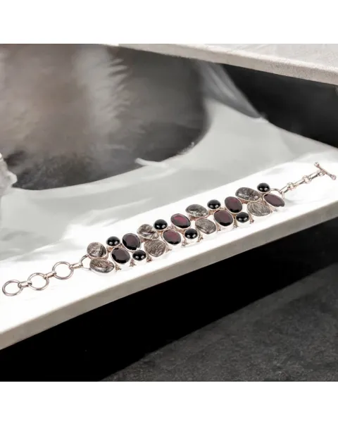 Bracciale in Argento con Granati, Quarzo Tormalinato e Onice.