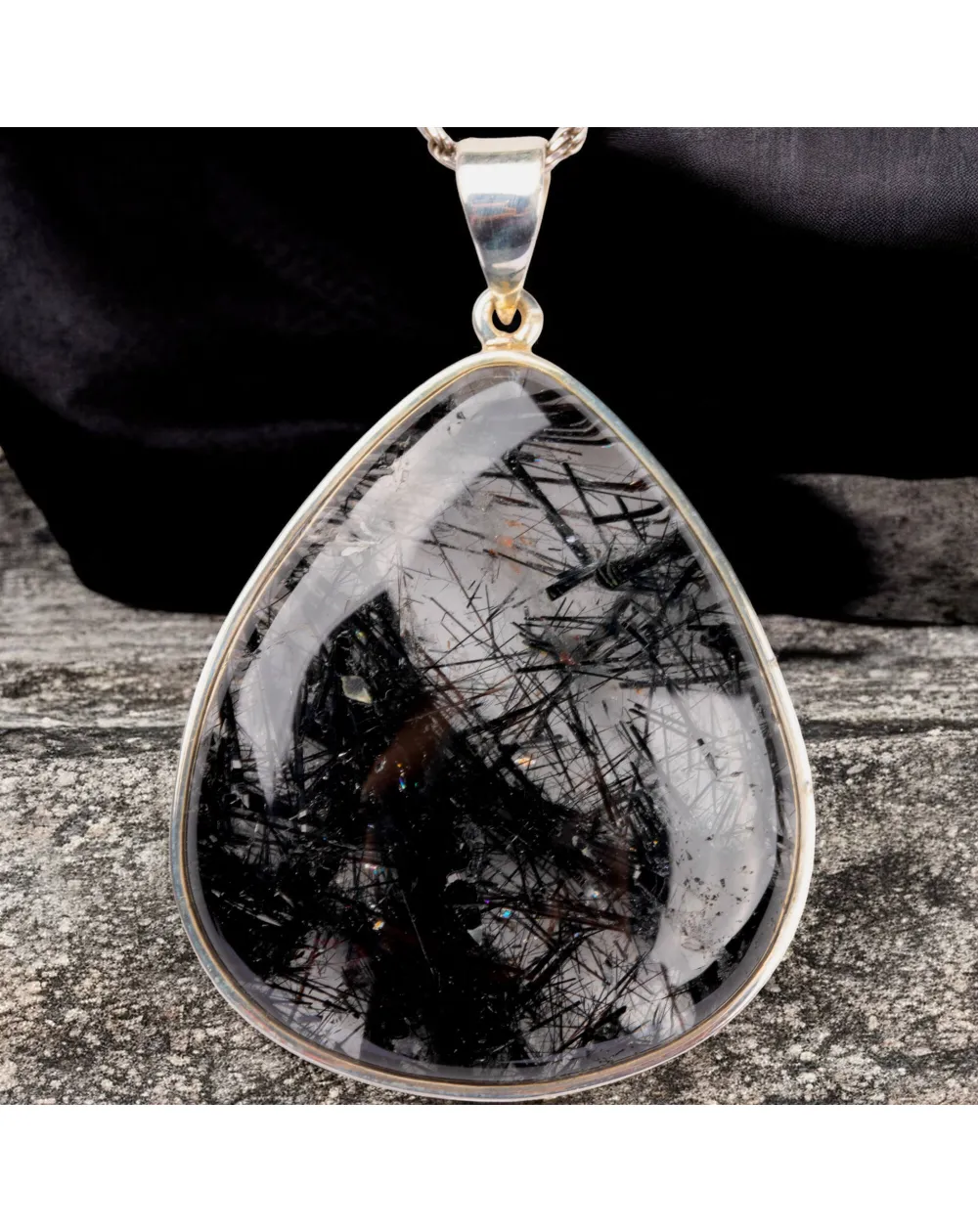 Pendente in Argento con Quarzo Tormalinato – Un Gioiello di Contrasti e Armonia.