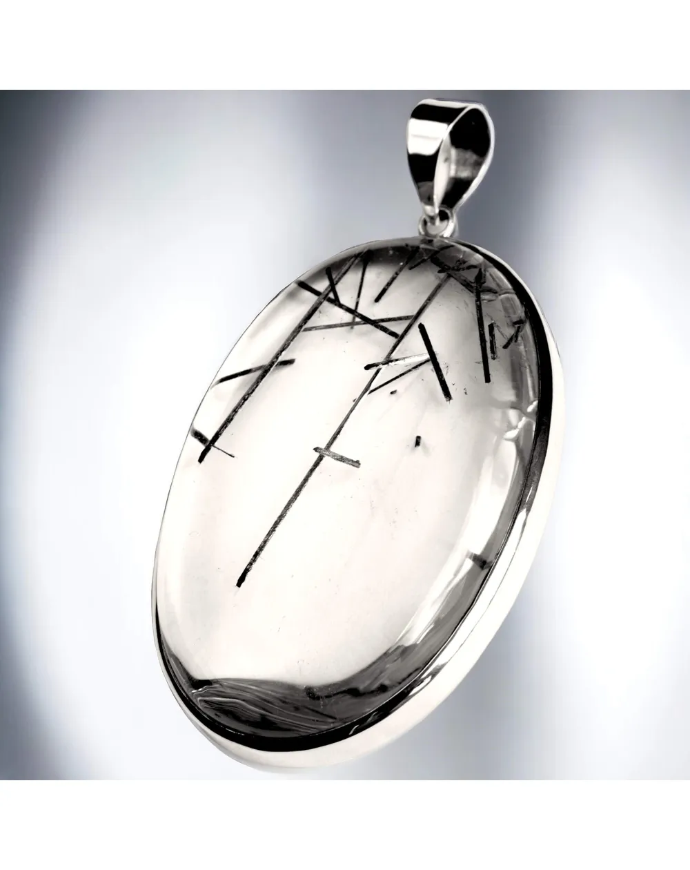 Pendente in argento con grande quarzo tormalinato.