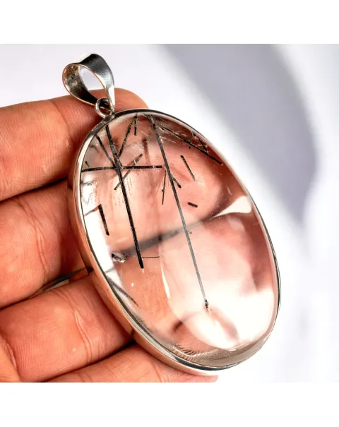 Pendente in argento con grande quarzo tormalinato.