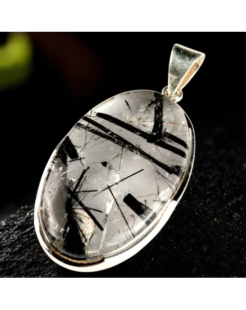 Pendente in argento con grande quarzo tormalinato.