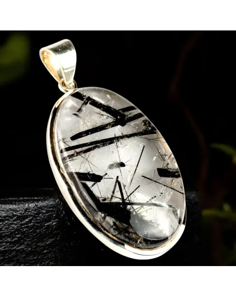 Pendente in argento con grande quarzo tormalinato.