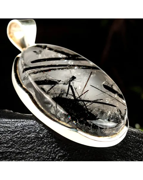 Pendente in argento con grande quarzo tormalinato.