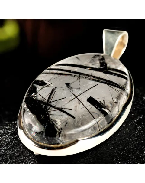 Pendente in argento con grande quarzo tormalinato.