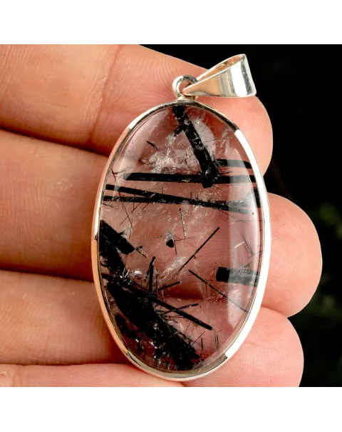 Pendente in argento con grande quarzo tormalinato.