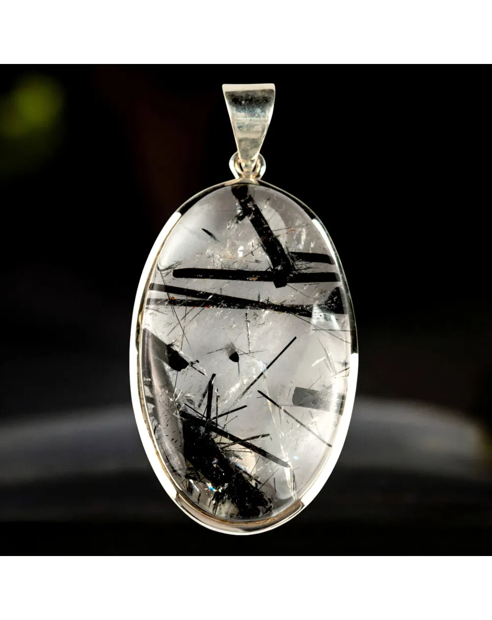 Pendente in argento con grande quarzo tormalinato.