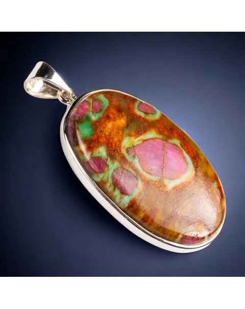Pendente in Fuchsite con Rubino naturale, incastonato in argento.