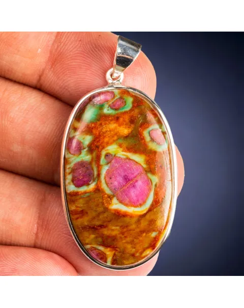 Pendente in Fuchsite con Rubino naturale, incastonato in argento.