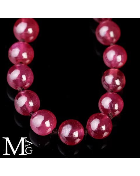Collana di Rubini: Eleganza di Sfere Birmane.