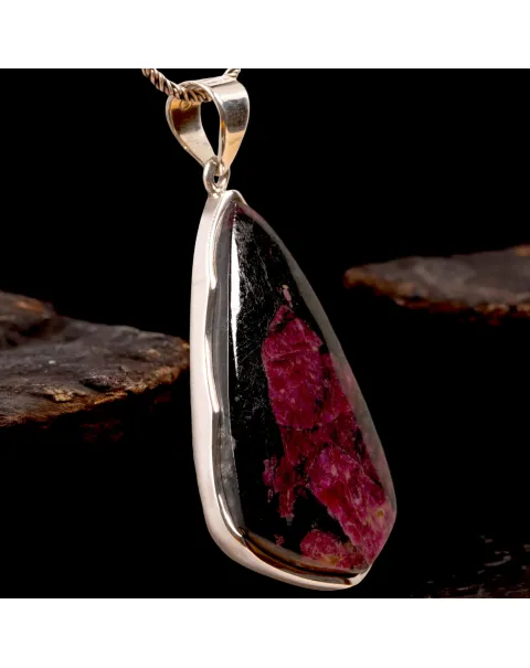 Ruby in Black Shale Matrix - Simbolo di Passione e Forza.