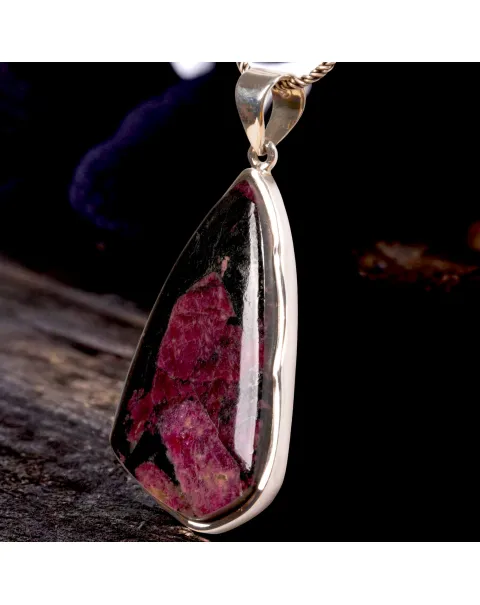 Ruby in Black Shale Matrix - Simbolo di Passione e Forza.