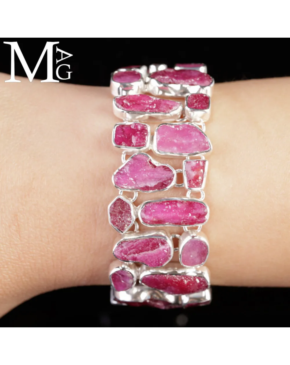 Bracciale in argento con rubini grezzi naturali.