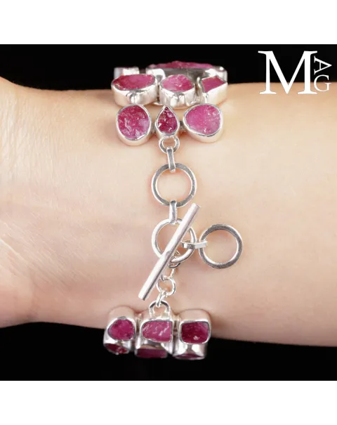 Bracciale in argento con rubini grezzi naturali.