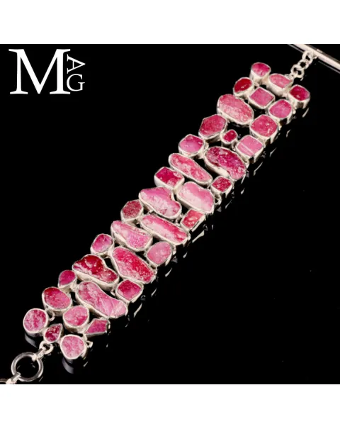 Bracciale in argento con rubini grezzi naturali.