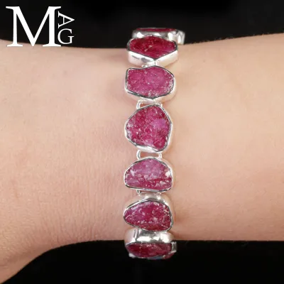 Bracciale in argento con gemme naturali di rubino.