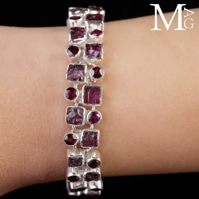 Bracciale con rubini quadrati e gemme sfaccettate