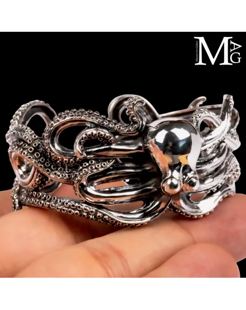 Bracciale in argento 925 a forma di polpo con dettagli realistici.