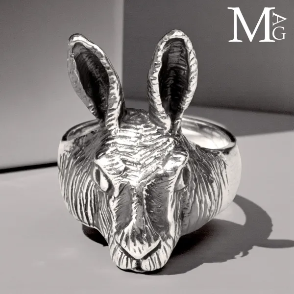 Il Bianconiglio di Alice – Anello Scultoreo in Argento, Oltre la Soglia.