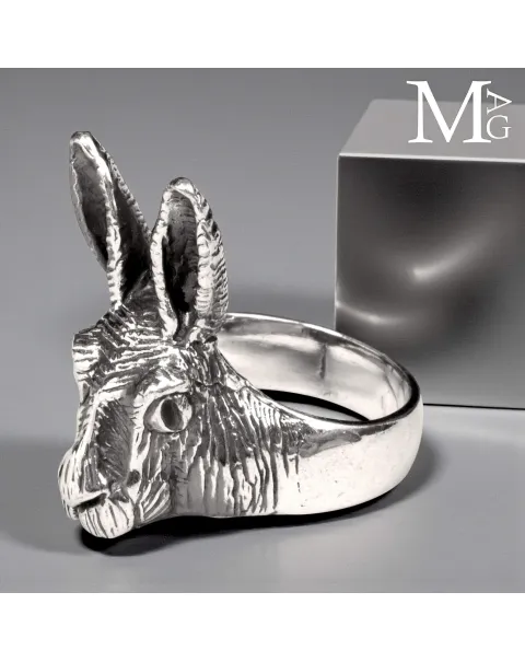 Il Bianconiglio di Alice – Anello Scultoreo in Argento, Oltre la Soglia.