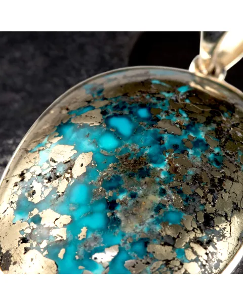 Elegante Ciondolo in Argento con Turchese di Nishapur e Inclusioni di Pirite.
