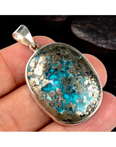 Elegante Ciondolo in Argento con Turchese di Nishapur e Inclusioni di Pirite.