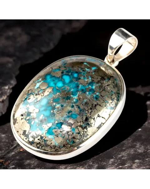 Elegante Ciondolo in Argento con Turchese di Nishapur e Inclusioni di Pirite.