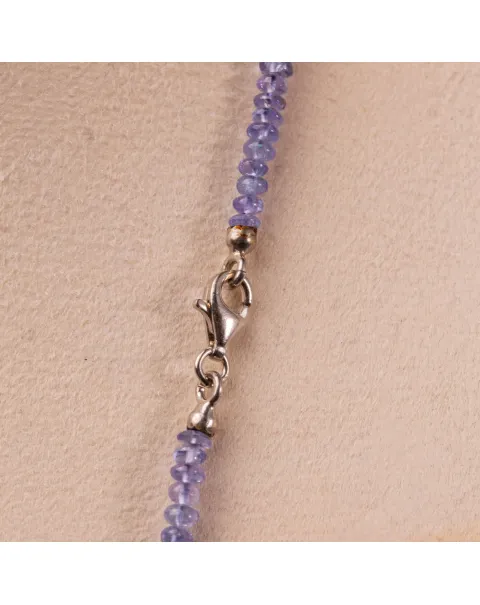 Collana in Tanzanite: Eleganza Blu-Violetto in una Silhouette Perfetta.