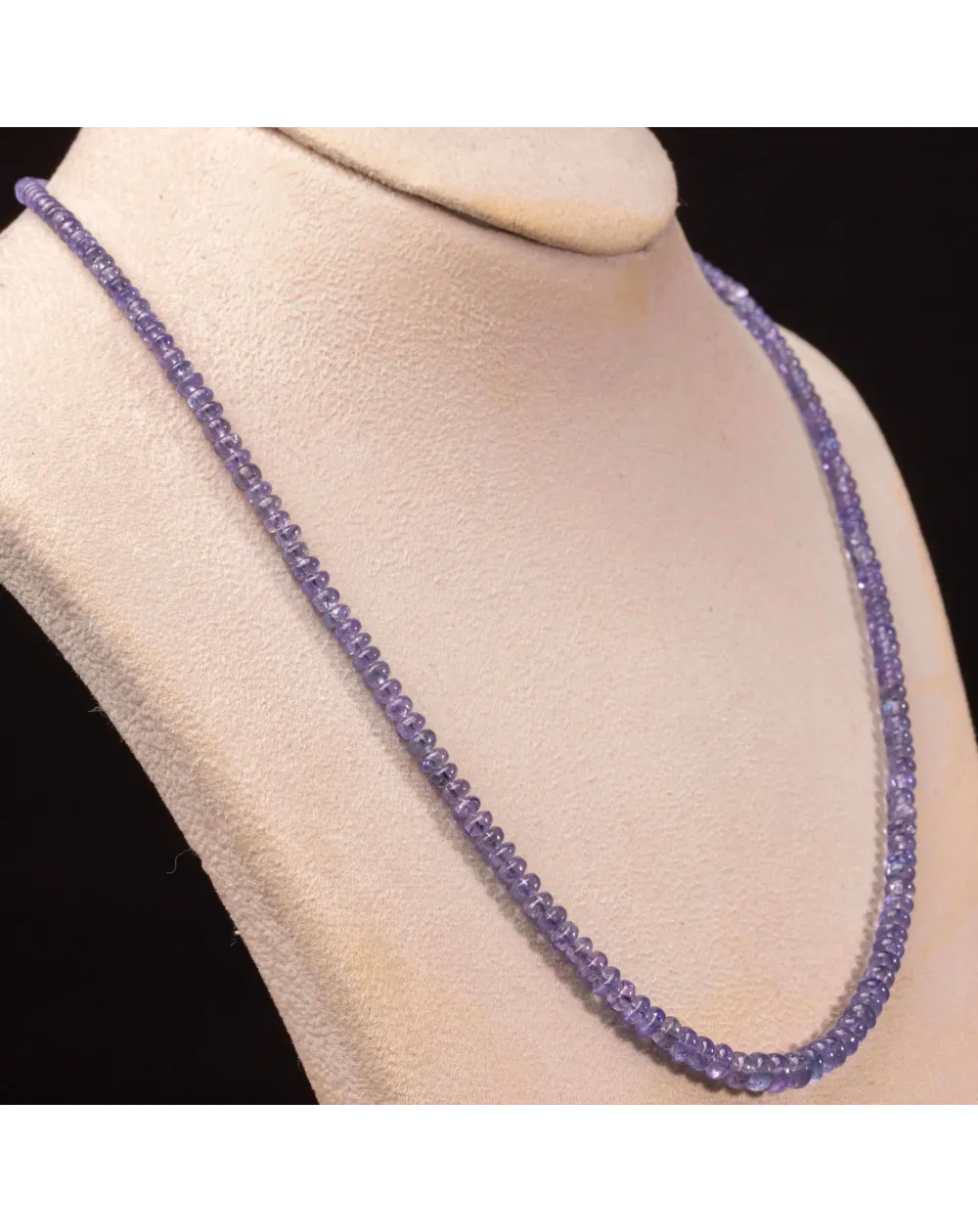 Collana in Tanzanite: Eleganza Blu-Violetto in una Silhouette Perfetta.