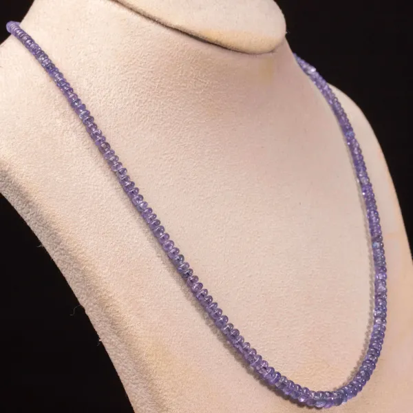 Collana in Tanzanite: Eleganza Blu-Violetto in una Silhouette Perfetta.