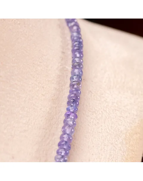 Collana in Tanzanite: Eleganza Blu-Violetto in una Silhouette Perfetta.