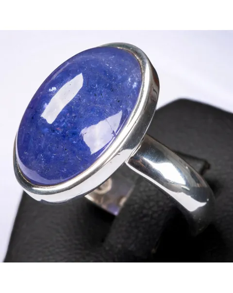 Anello in Argento con Tanzanite cabochon.