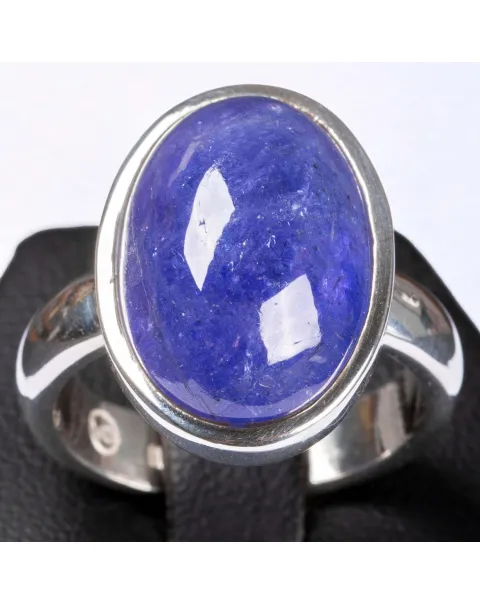 Anello in Argento con Tanzanite cabochon.