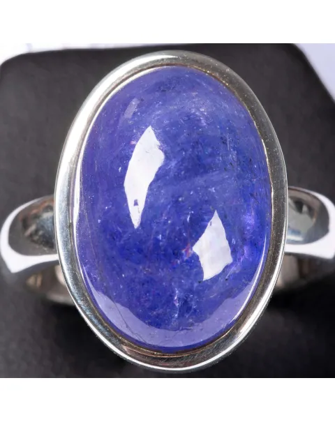 Anello in Argento con Tanzanite cabochon.