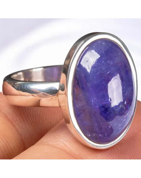 Anello in Argento con Tanzanite cabochon.