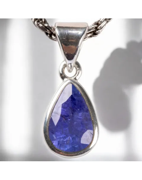 Ciondolo in Argento con Tanzanite Taglio a Goccia.