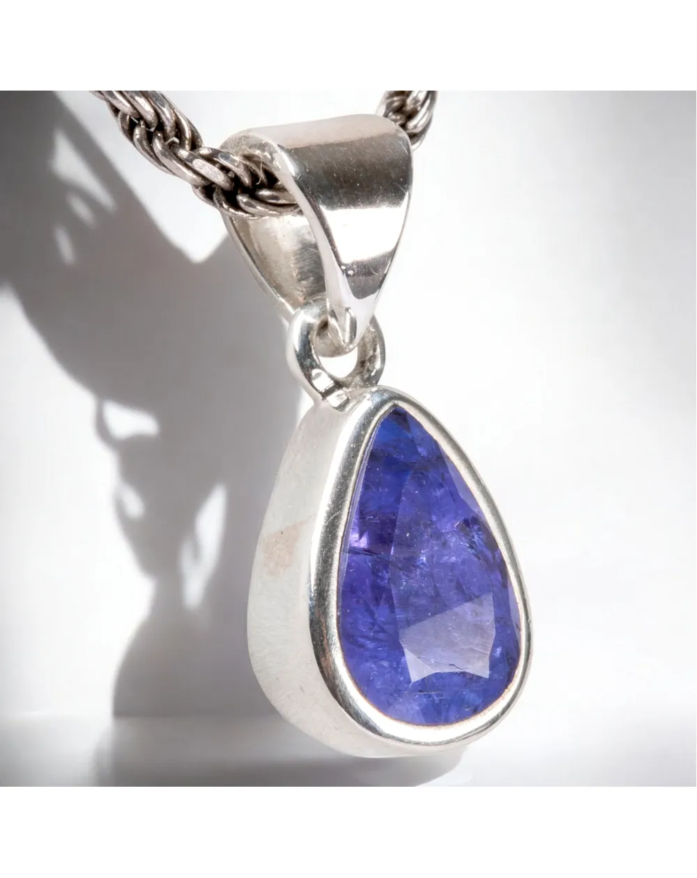 Ciondolo in Argento con Tanzanite Taglio a Goccia.