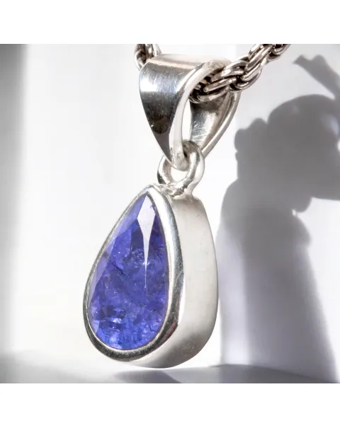 Ciondolo in Argento con Tanzanite Taglio a Goccia.
