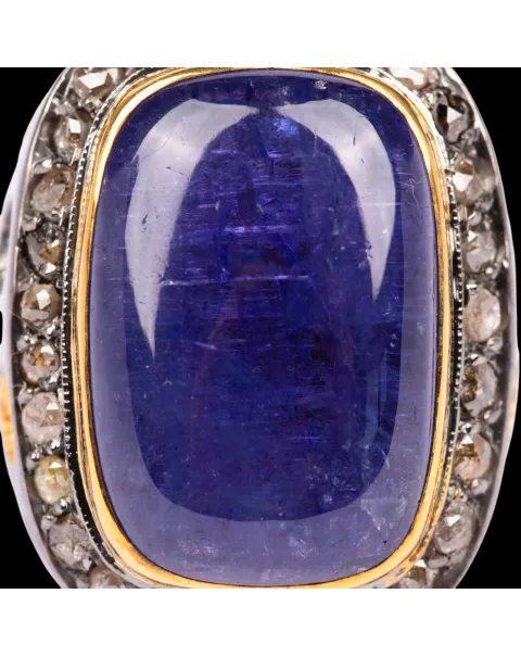 Anello con tanzanite cabochon e moissanite.