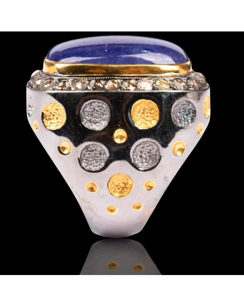 Anello con tanzanite cabochon e moissanite.