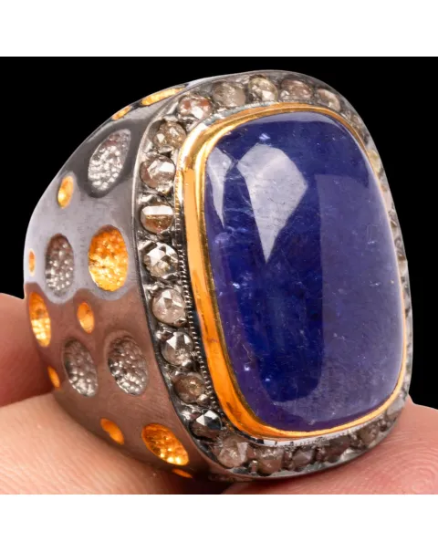 Anello con tanzanite cabochon e moissanite.