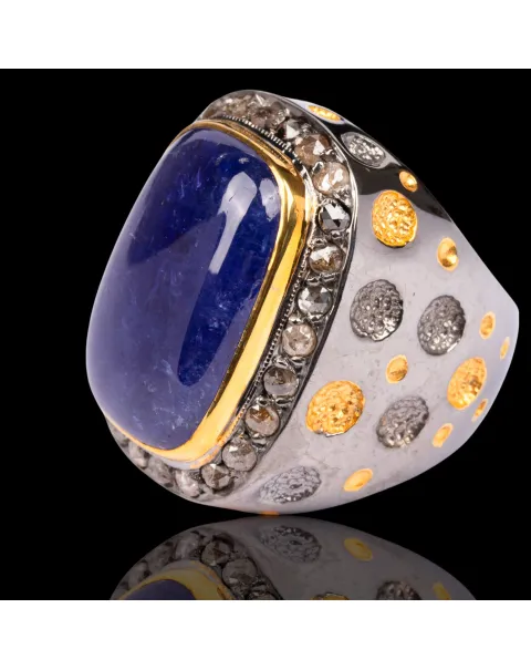 Anello con tanzanite cabochon e moissanite.