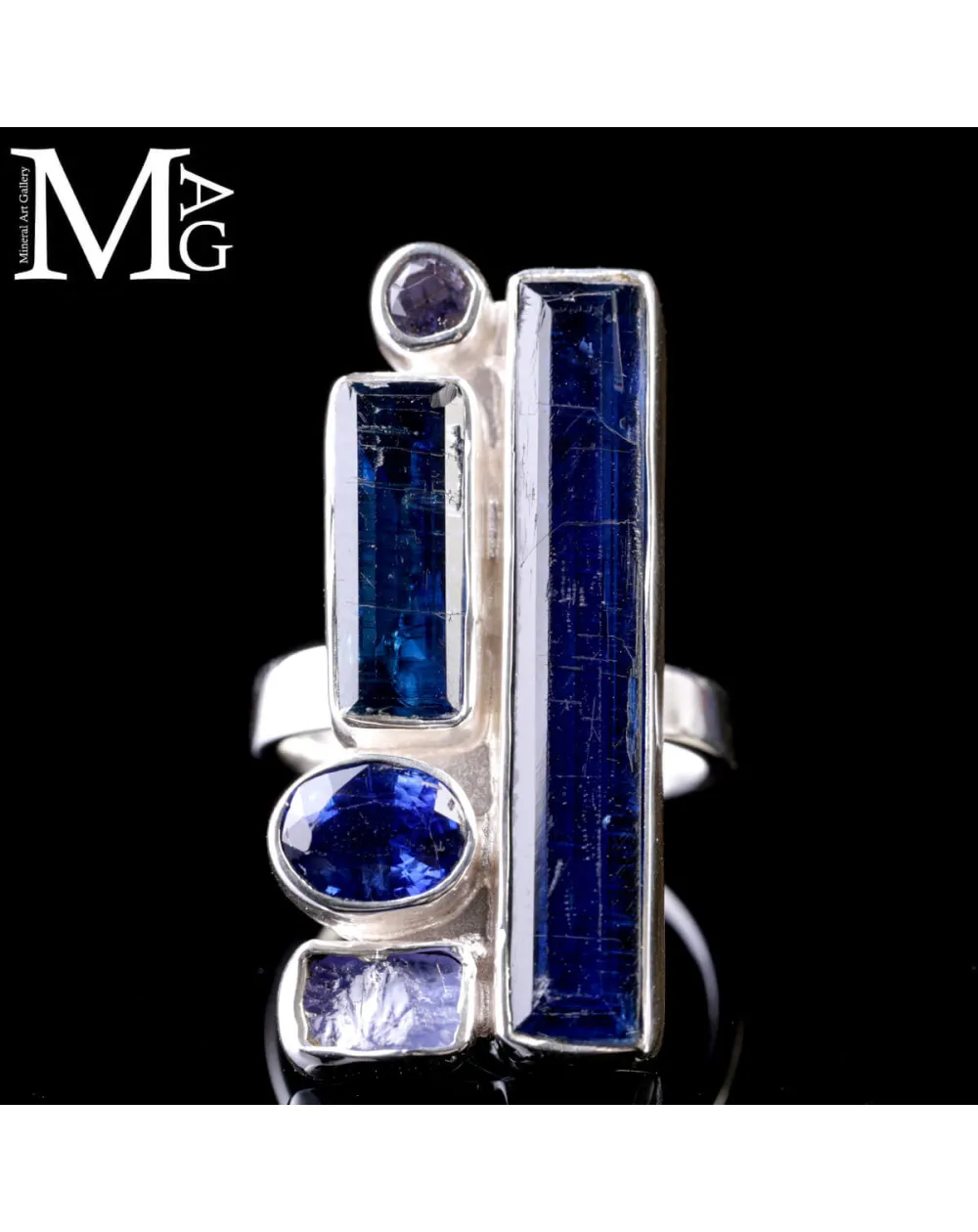 Anello in Argento con Tanzaniti – Design Geometrico.