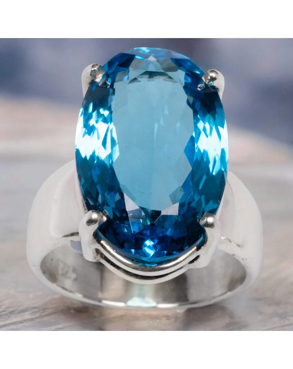 Anello in Argento con Topazio Swiss Blue Ovale Sfaccettato.